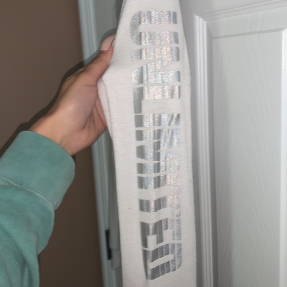 Cropped lightweight hoodie. - Picture 2 of 3